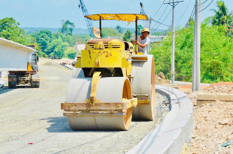 Công nhân đang thi công hạng mục đường dẫn lên cầu.