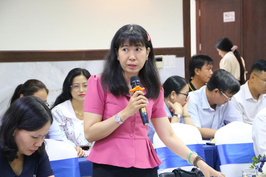 Các đại biểu trao đổi, thảo luận.