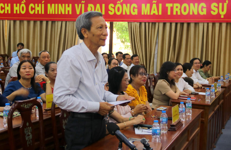 Cử tri trình bày ý kiến tại Hội nghị