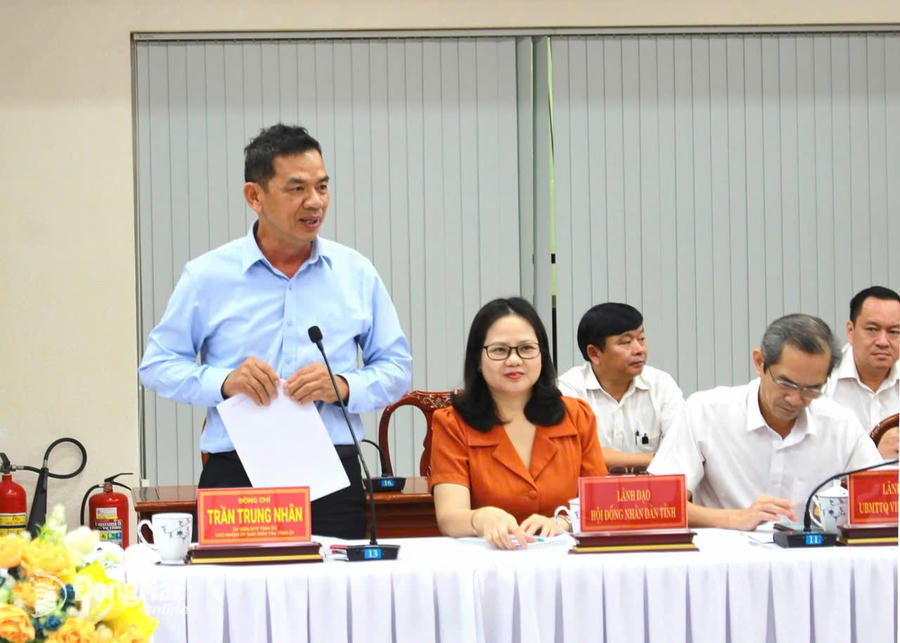 Đồng chí Trần Trung nhân phát biểu.