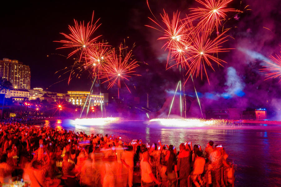 Du khách mãn nhãn với màn pháo hoa nghệ thuật tại Đảo Ngọc Phú Quốc.