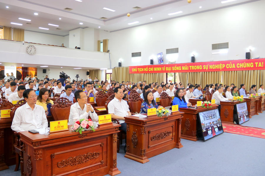 Các đồng chí lãnh đạo tham dự hội nghị