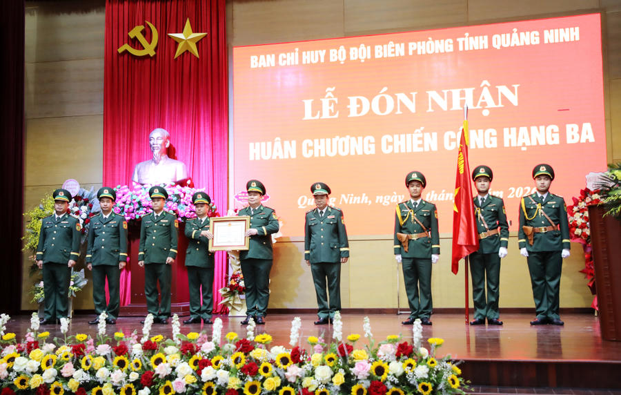 Tập thể Đồn Biên phòng cửa khẩu quốc tế Móng Cái vinh dự được tặng thưởng Huân chương Chiến công hạng Ba của Chủ tịch nước.