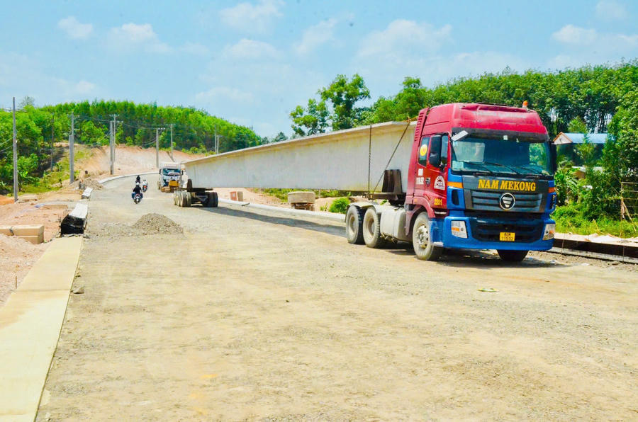 Dầm cầu đang được chở đến.