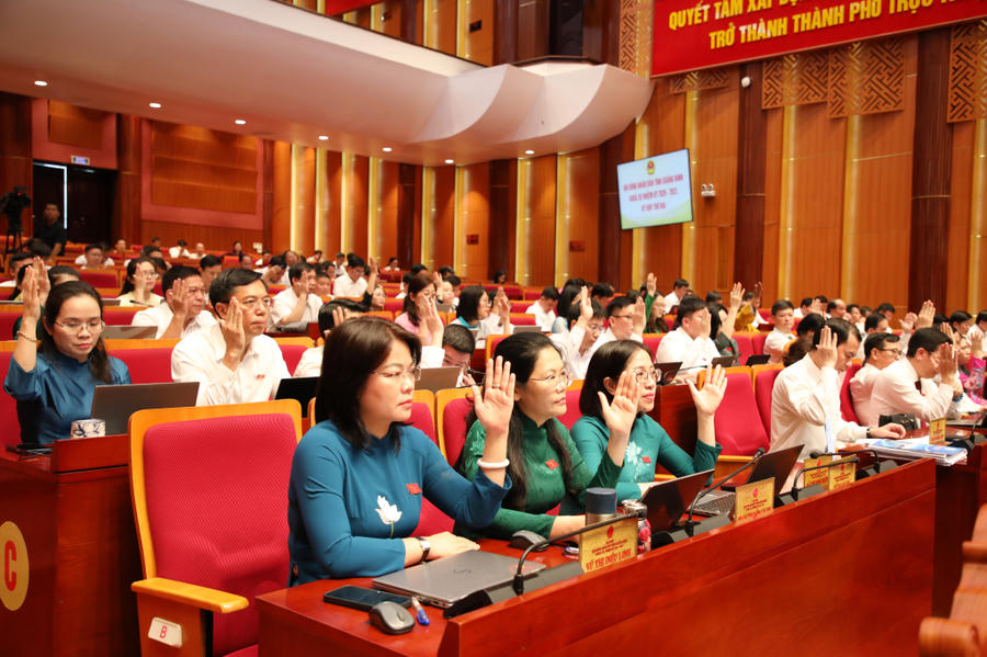 Các đại biểu HĐND tỉnh Quảng Ninh biểu quyết thông qua các nghị quyết tại Kỳ họp thứ 2, khóa XV.