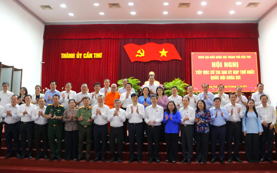 Lãnh đạo chụp hình lưu niệm