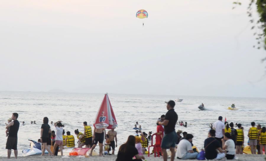 Du khách tham quan, vui chơi tại các bãi biển tuyệt đẹp trên đảo Hòn Thơm, Phú Quốc, Hà Tiên của tỉnh An Giang.