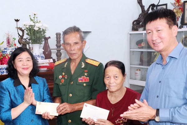 Bà Bùi Thị Minh Hoài, Ủy viên Bộ Chính trị, Bí thư Trung ương Đảng, Chủ tịch Ủy ban Trung ương MTTQ Việt Nam và ông Trần Huy Tuấn, Uỷ viên Trung ương Đảng, Bí thư Tỉnh uỷ động viên, tặng quà Anh hùng lực lượng vũ trang nhân dân Nguyễn Thiện Tỉnh, phường Phù Vân.
