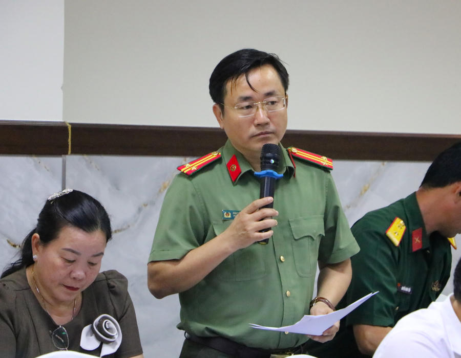 Các đại biểu trao đổi, thảo luận.