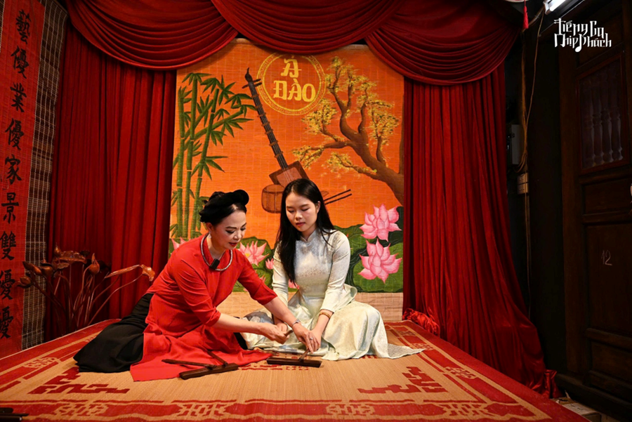 Nghệ nhân Ưu tú Vân Mai tận tình cầm tay hướng dẫn thành viên dự án gõ từng nhịp phách.