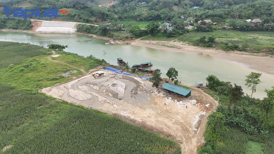 Bãi tập kết cát sỏi trên đất nông nghiệp.