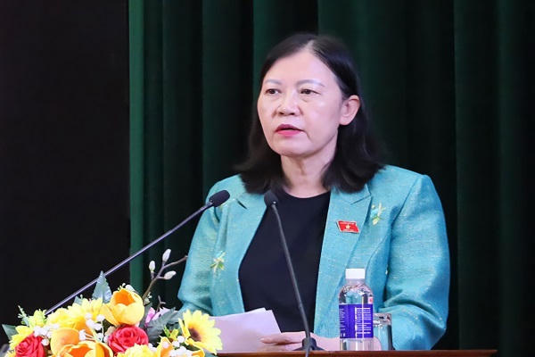 Bà&nbsp;Lê Thị Nga, Ủy viên Trung ương Đảng, Ủy viên Ủy ban Thường vụ Quốc hội, Chủ nhiệm Ủy ban Dân nguyện và Giám sát của Quốc hội tiếp thu kiến nghị của cử tri tại hội nghị.
