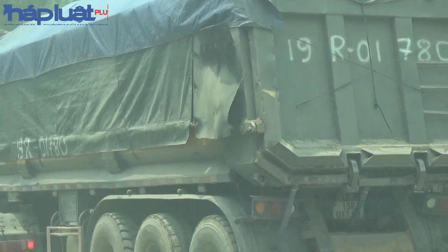 Xe tải chở vật liệu gây hỏng đường dân sinh.