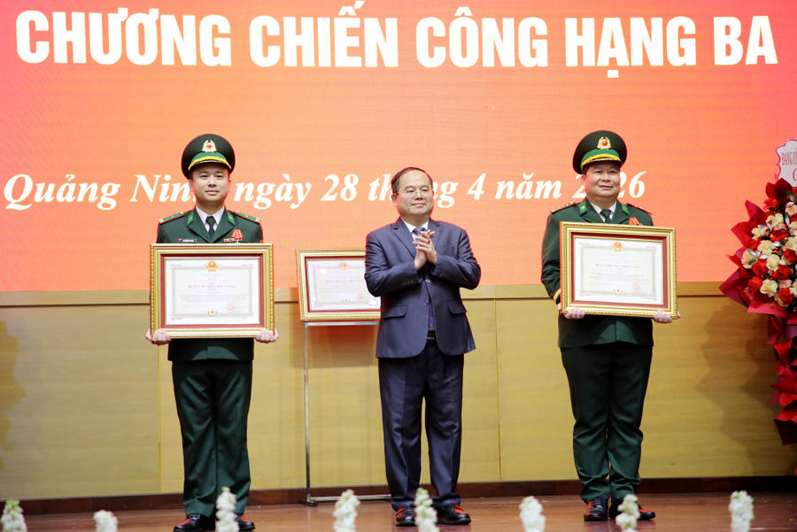 Thừa ủy quyền của Chủ tịch nước, ông Quản Minh Cường, Ủy viên Trung ương Đảng, Bí thư Tỉnh ủy, Trưởng Đoàn ĐBQH tỉnh trao Huân chương Chiến công hạng Ba cho các đồng chí: Thượng tá Nguyễn Quốc Nam, Đồn trưởng Đồn Biên phòng CKQT Móng Cái; Thiếu tá Nguyễn Văn Thành, Trạm trưởng Trạm Biên phòng cửa khẩu quốc tế Bắc Luân, Đồn Biên phòng cửa khẩu quốc tế Móng Cái (hiện nay là Phó Đồn trưởng, Đồn Biên phòng Trà Cổ).