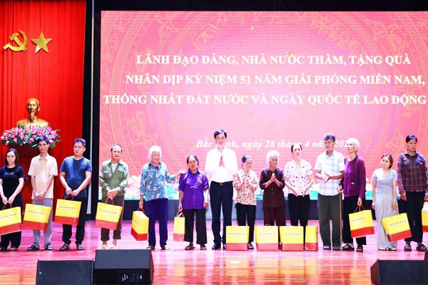 Ông&nbsp;Nguyễn Duy Ngọc trao tặng quà cho các gia đình chính sách, người có công, hộ nghèo, công nhân, người lao động có hoàn cảnh khó khăn thuộc địa bàn 5 xã: Yên Phong, Tam Đa, Tam Giang, Văn Môn, Yên Trung.