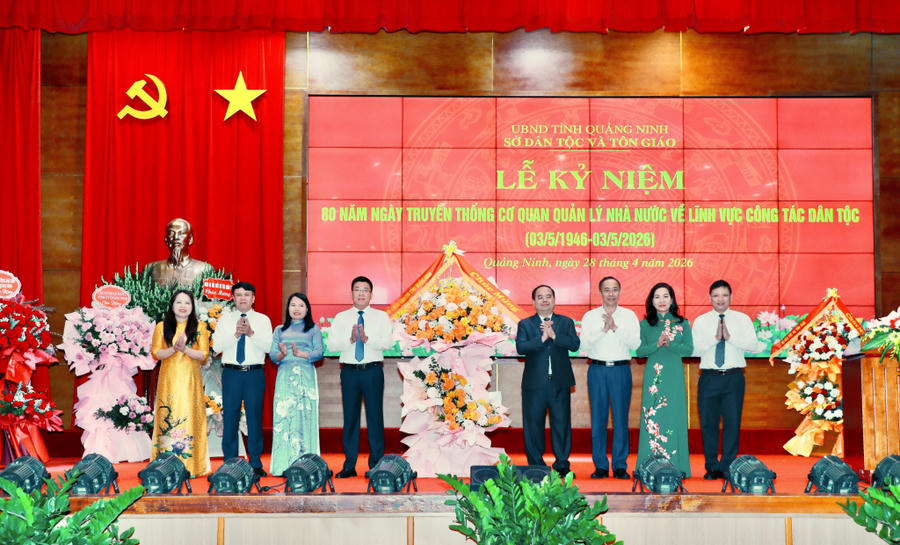 Ông Quản Minh Cường, Ủy viên Ban Chấp hành Trung ương Đảng, Bí thư Tỉnh ủy, Trưởng Đoàn ĐBQH tỉnh; cùng các đồng chí lãnh đạo tỉnh tặng hoa chúc mừng Sở Dân tộc và Tôn giáo tỉnh nhân kỷ niệm 80 năm Ngày truyền thống cơ quan quản lý nhà nước về lĩnh vực công tác dân tộc.