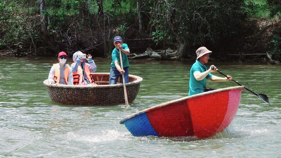 Du khách tham quan, vui chơi tại các bãi biển tuyệt đẹp trên đảo Hòn Thơm, Phú Quốc, Hà Tiên của tỉnh An Giang.