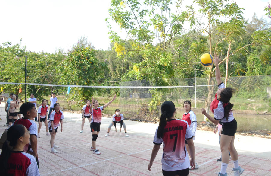 Các đội thi bóng chuyền hơi nữ thi đấu sôi nổi, góp phần tăng cường tinh thần đoàn kết giữa các đơn vị.