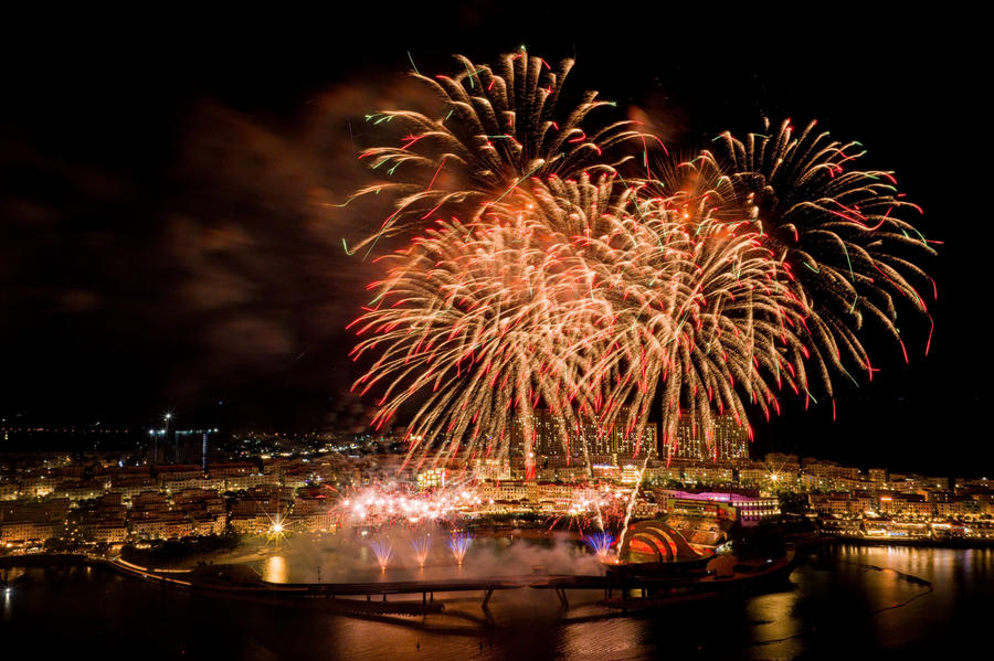 Du khách mãn nhãn với màn pháo hoa nghệ thuật tại Đảo Ngọc Phú Quốc.