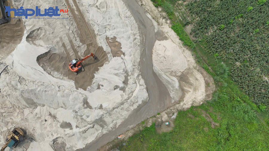 Rất nhiều xe có tải trọng lớn vào bãi chở vật liệu đi tiêu thụ.