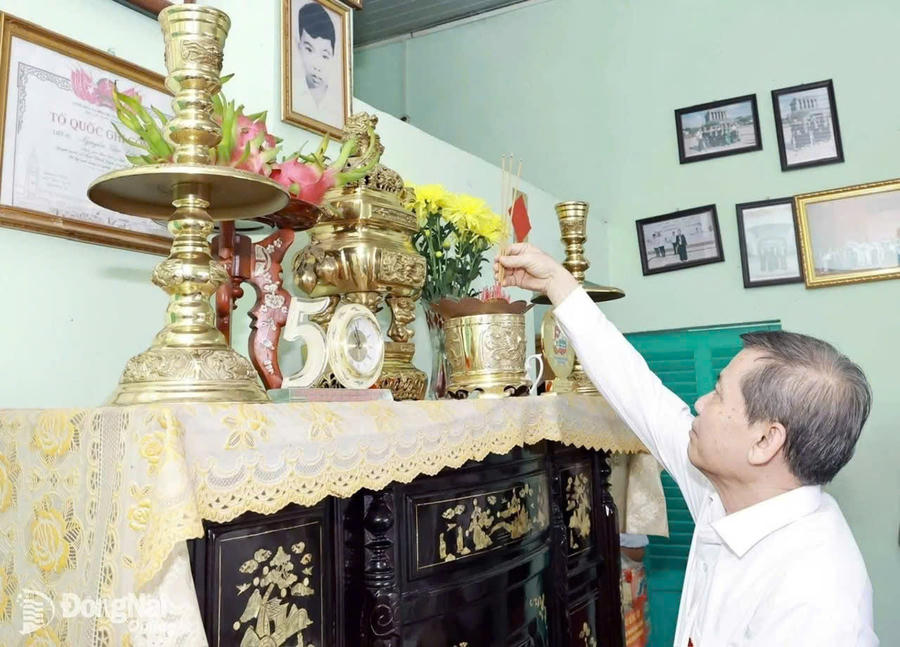 Đồng chí Lê Minh Trí và Vũ Hồng Văn thắp hương tri ân&nbsp;liệt sĩ Nguyễn Văn Đầy và liệt sĩ Nguyễn Văn Dậy - là chồng và con của Mẹ Việt Nam Anh hùng Hồ Thị Vàng.