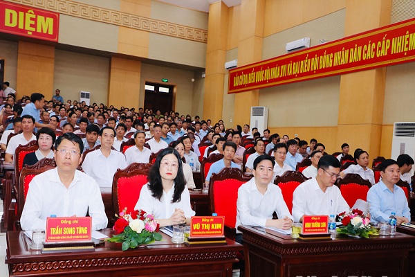 Các đại biểu dự buổi tiếp xúc cử tri.