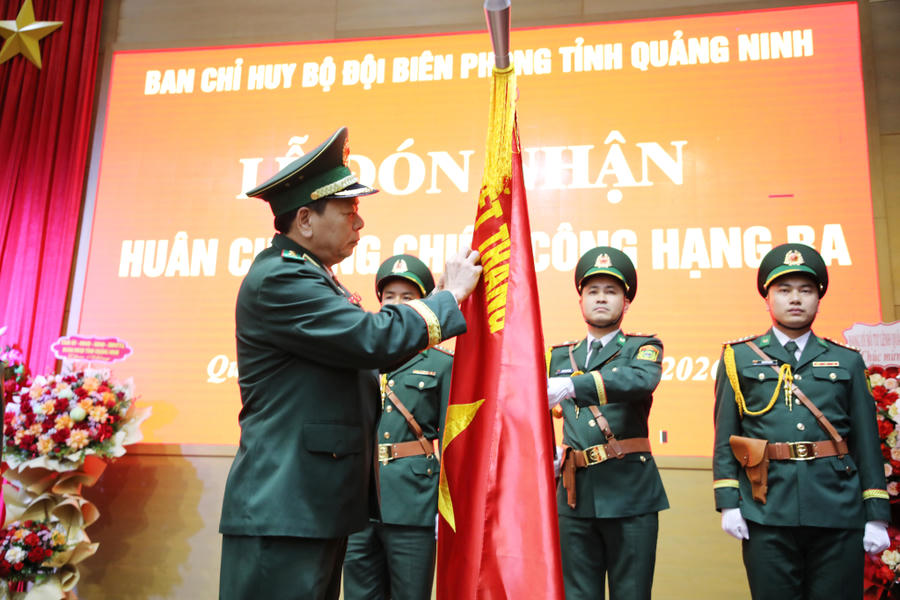 Thừa ủy quyền của Chủ tịch nước, Thiếu tướng Nguyễn Văn Thiện, Phó Tư lệnh BĐBP Việt Nam gắn Huân chương Chiến công hạng Ba lên quân kỳ Quyết thắng.