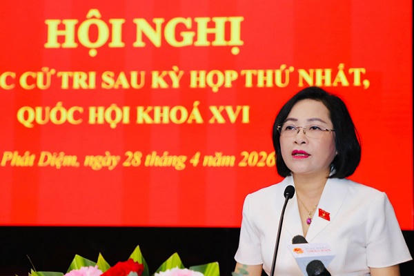 Bà Nguyễn Thị Thanh, Ủy viên Trung ương Đảng, Phó Chủ tịch Quốc hội phát biểu tiếp thu ý kiến của cử tri.