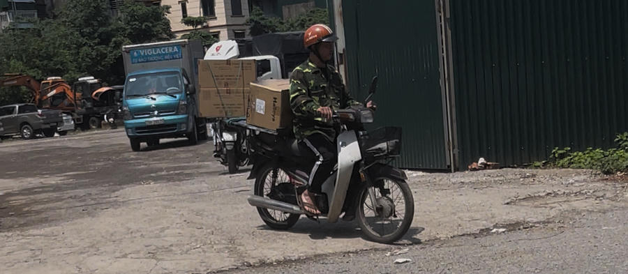 Mỗi ngày, hàng trăm lượt người gửi hàng vào ra khu đất dự án. Ảnh cắt từ clip