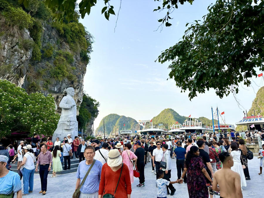 Du khách tham quan đảo Ti-Tốp trên Vịnh Hạ Long.