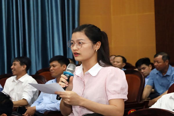Cử tri Nguyễn Thị Lợi (phường Tiên Sơn) nêu ý kiến tại hội nghị.