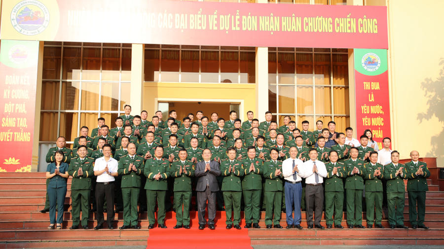 Ông Quản Minh Cường, Ủy viên Trung ương Đảng, Bí thư Tỉnh ủy, Trưởng Đoàn ĐBQH tỉnh cùng các đại biểu chụp ảnh lưu niệm.