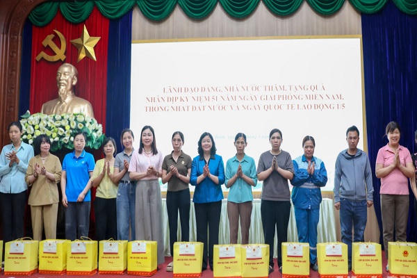 Bà&nbsp;Bùi Thị Minh Hoài và bà Đinh Thị Lụa, Phó Bí thư Thường trực Tỉnh ủy, Chủ tịch Ủy ban MTTQ Việt Nam tỉnh tặng quà các hộ có hoàn cảnh khó khăn trên địa bàn.