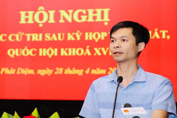 Đại diện cử tri phường Yên Thắng phát biểu tại buổi tiếp xúc.