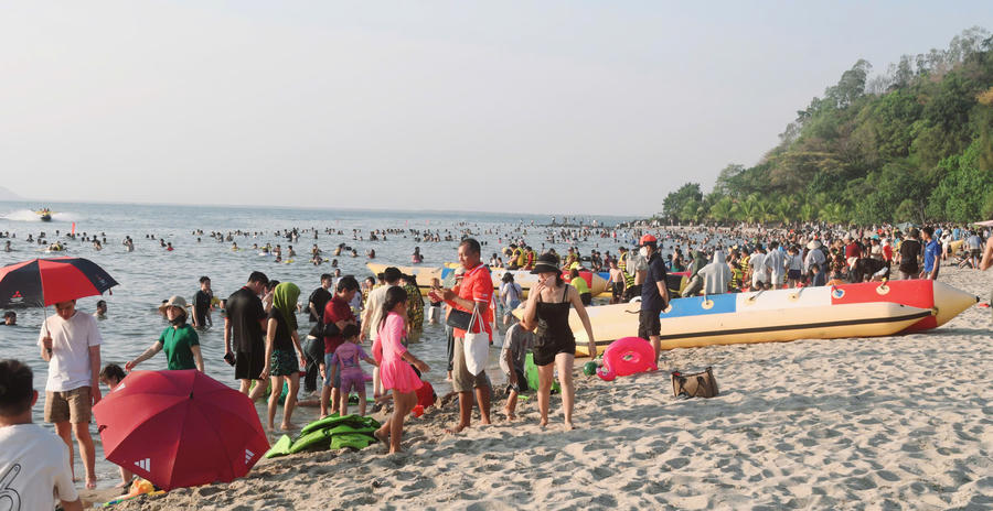 Du khách tham quan, vui chơi tại các bãi biển tuyệt đẹp trên đảo Hòn Thơm, Phú Quốc, Hà Tiên của tỉnh An Giang.