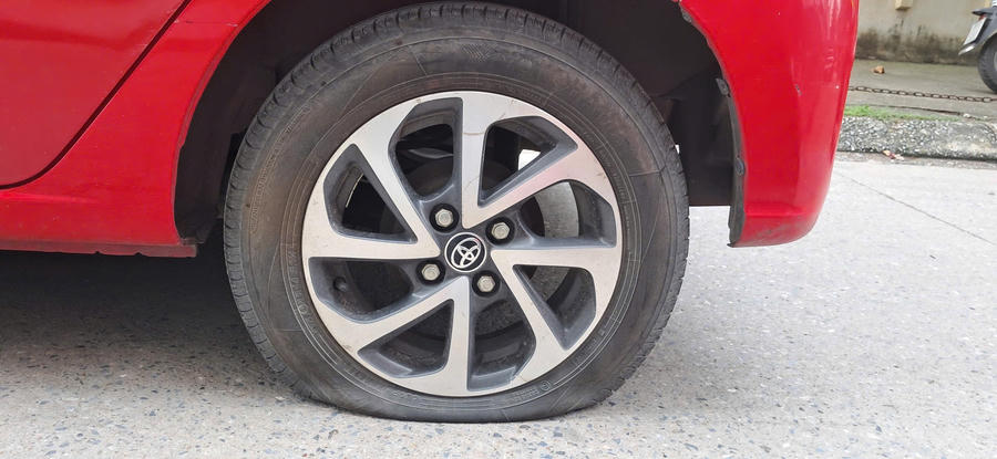 Lốp ô tô của anh V. bị chọc thủng.