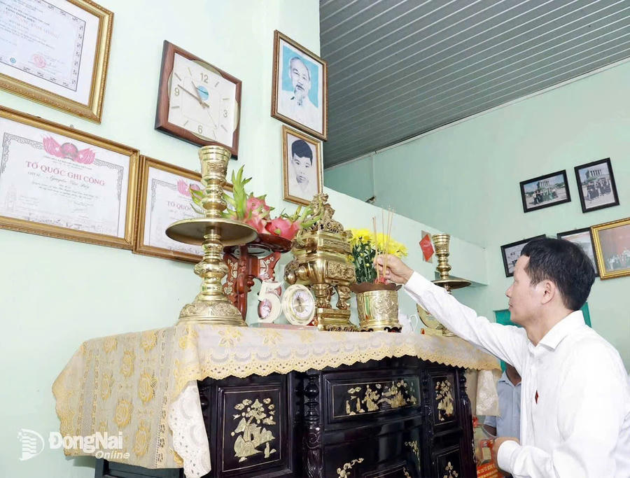 Đồng chí Lê Minh Trí và Vũ Hồng Văn thắp hương tri ân&nbsp;liệt sĩ Nguyễn Văn Đầy và liệt sĩ Nguyễn Văn Dậy - là chồng và con của Mẹ Việt Nam Anh hùng Hồ Thị Vàng.