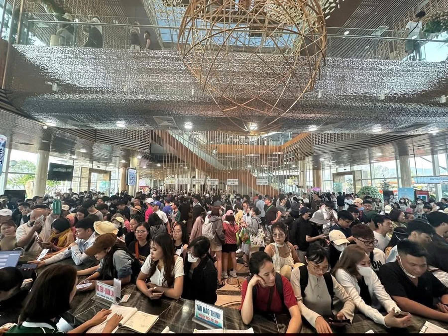 Lượng khách đến Quảng Ninh tăng cao trong dịp nghỉ lễ Giỗ Tổ Hùng Vương.