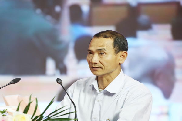 Cử tri xã Tân Hưng phát biểu ý kiến tại hội nghị.