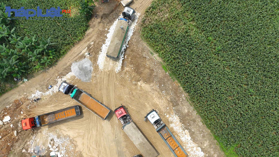 Rất nhiều xe có tải trọng lớn vào bãi chở vật liệu đi tiêu thụ.