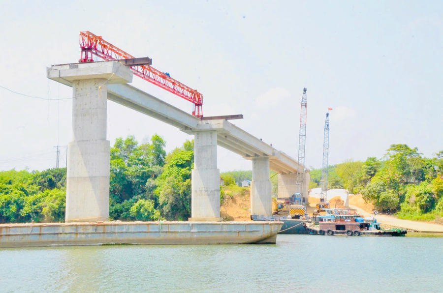 Dầm cầu đang được tiến hành lao ghép.