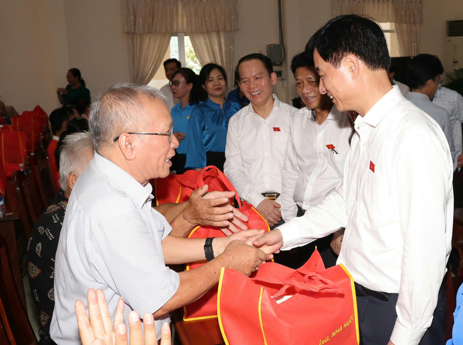 Từ phải sang:&nbsp;Trưởng Ban Tổ chức Trung ương&nbsp;Nguyễn Duy Ngọc,&nbsp; Chủ tịch Hội đồng Dân tộc của Quốc hội Lâm Văn Mẫn và Bộ trưởng Bộ Tư pháp Hoàng Thanh Tùng thăm hỏi, tặng quà cho gia đình chính sách