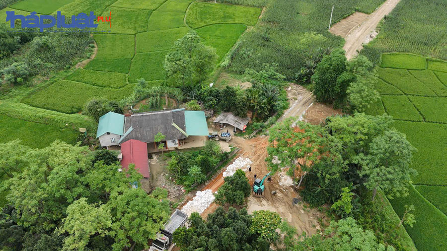 Bãi tập kết cát sỏi trên đất nông nghiệp.