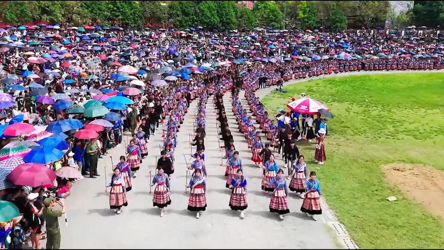 Điểm nhấn đặc biệt của ngày hội là màn đồng diễn múa Gậy sinh tiền của 1.000 học sinh, hướng tới xác lập kỷ lục Guinness. (Ảnh: CTTĐT Lào Cai).