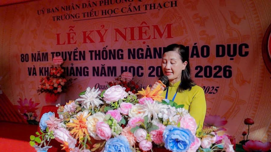Cô Lương Thị Thanh Phương phát biểu tại một chương trình&nbsp;của Trường Tiểu học Cẩm Thạch trước thời điểm sáp nhập.