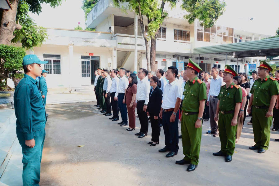 Lãnh đạo phường Long Hưng cho biết, trong thời gian qua, địa phương luôn quan tâm thực hiện tốt các chính sách đối với người có công với cách mạng, đẩy mạnh các hoạt động “Đền ơn đáp nghĩa”, chăm lo đời sống vật chất, tinh thần cho các gia đình chính sách, thể hiện sự tri ân sâu sắc đối với những đóng góp, hy sinh của các thế hệ đi trước.