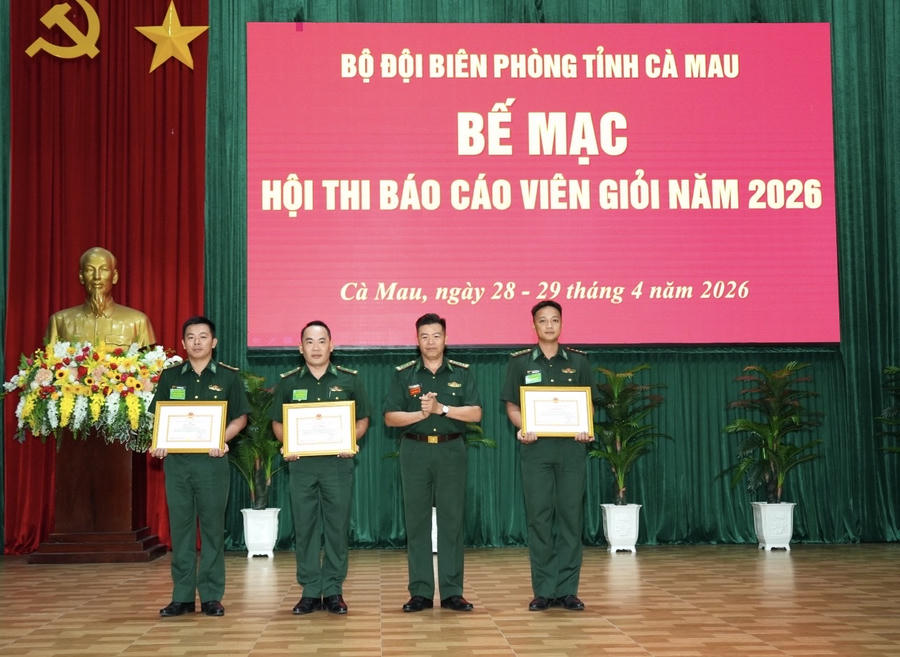 Đại tá Lê Đình Sơn - Phó Chỉ huy trưởng, Tham mưu trưởng Ban Chỉ huy BĐBP tỉnh Cà Mau (đại biểu HĐND tỉnh) trao Giấy khen cho thí sinh đạt giải Ba.