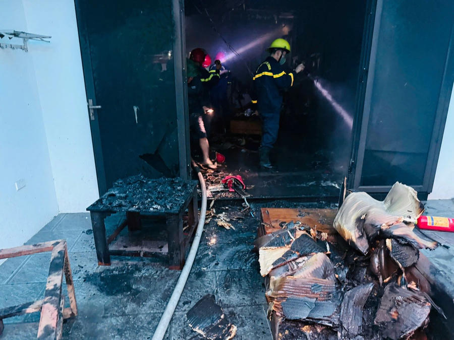 Ngay khi nhận được tin báo cháy, lực lượng Cảnh sát PCCC và CNCH đã&nbsp;khẩn trương đến hiện trường, triển khai các biện pháp chữa cháy