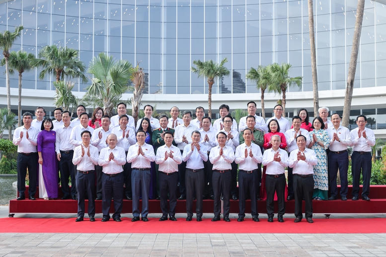 Thủ tướng chụp ảnh lưu niệm cùng với lãnh đạo TP Hải Phòng.