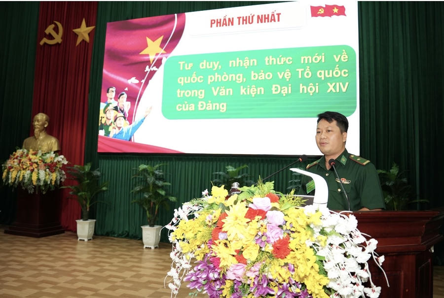 Thiếu tá Đặng Văn Vũ - Chính trị viên Hải đội Biên phòng 2 (BĐBP Cà Mau) thực hiện phần thi vấn đáp.